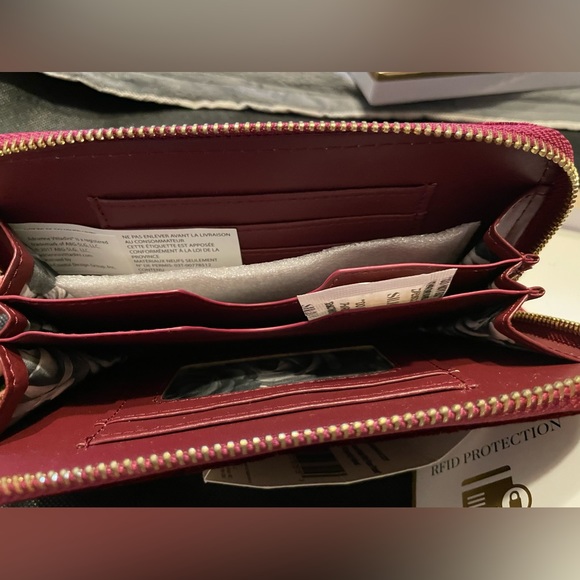 NWT Box Adrienne Vittadini Wallet/Wristlet Zip Around Burgundy Velvet - Picture 3 of 6